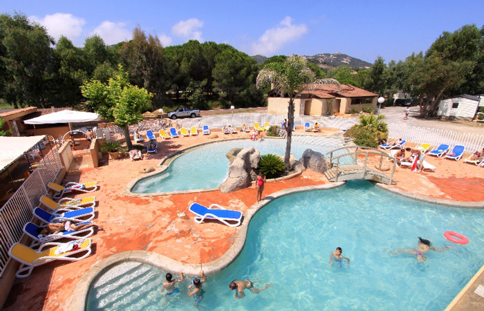 Le camping de Calvi en Corse dispose d'une piscine avec toboggan et d'un parc aquatique en bord de mer